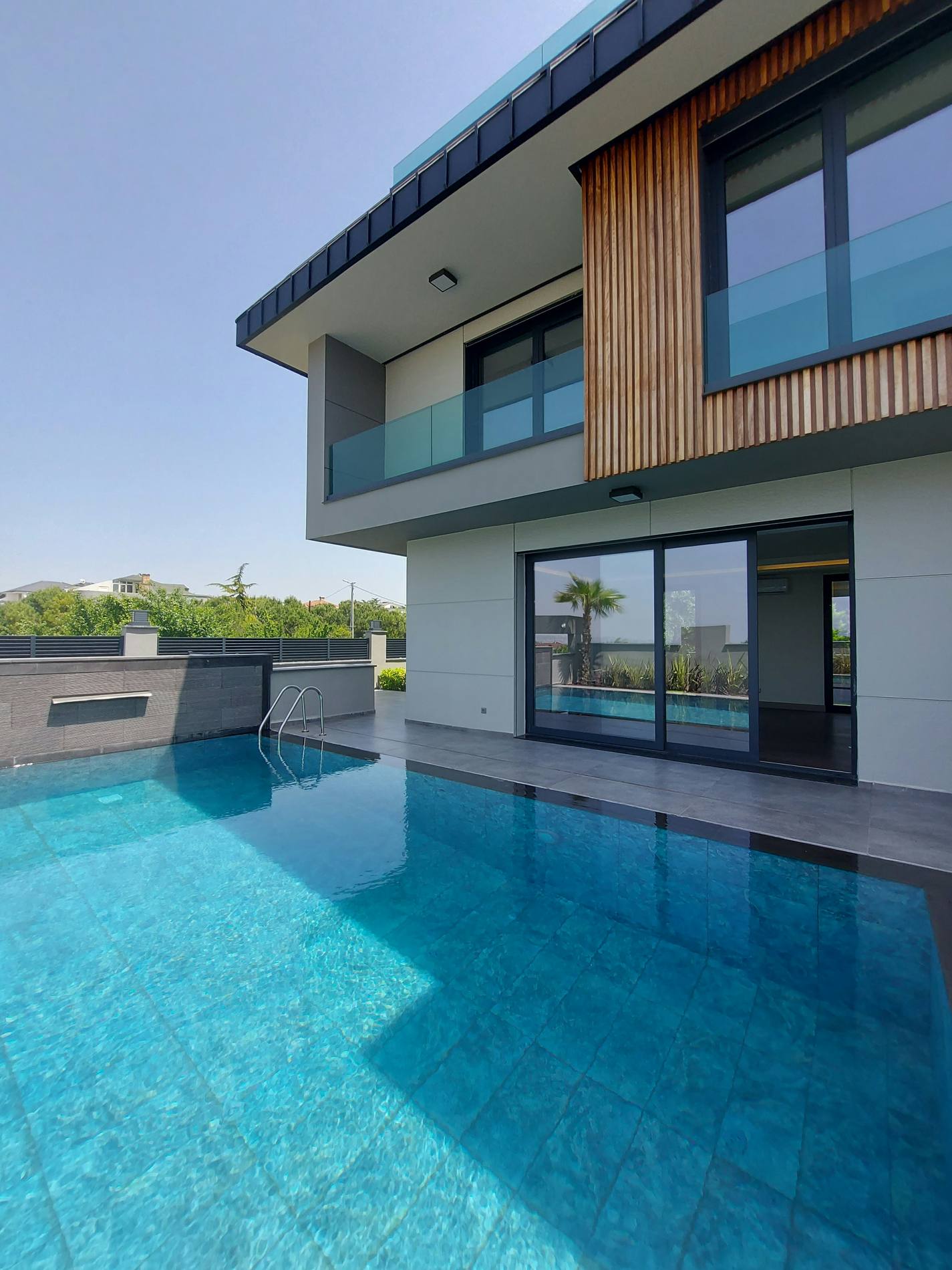Villa facing a large pool